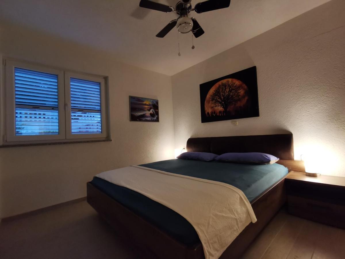 Apartment Mira - Sea View Trogir Buitenkant foto